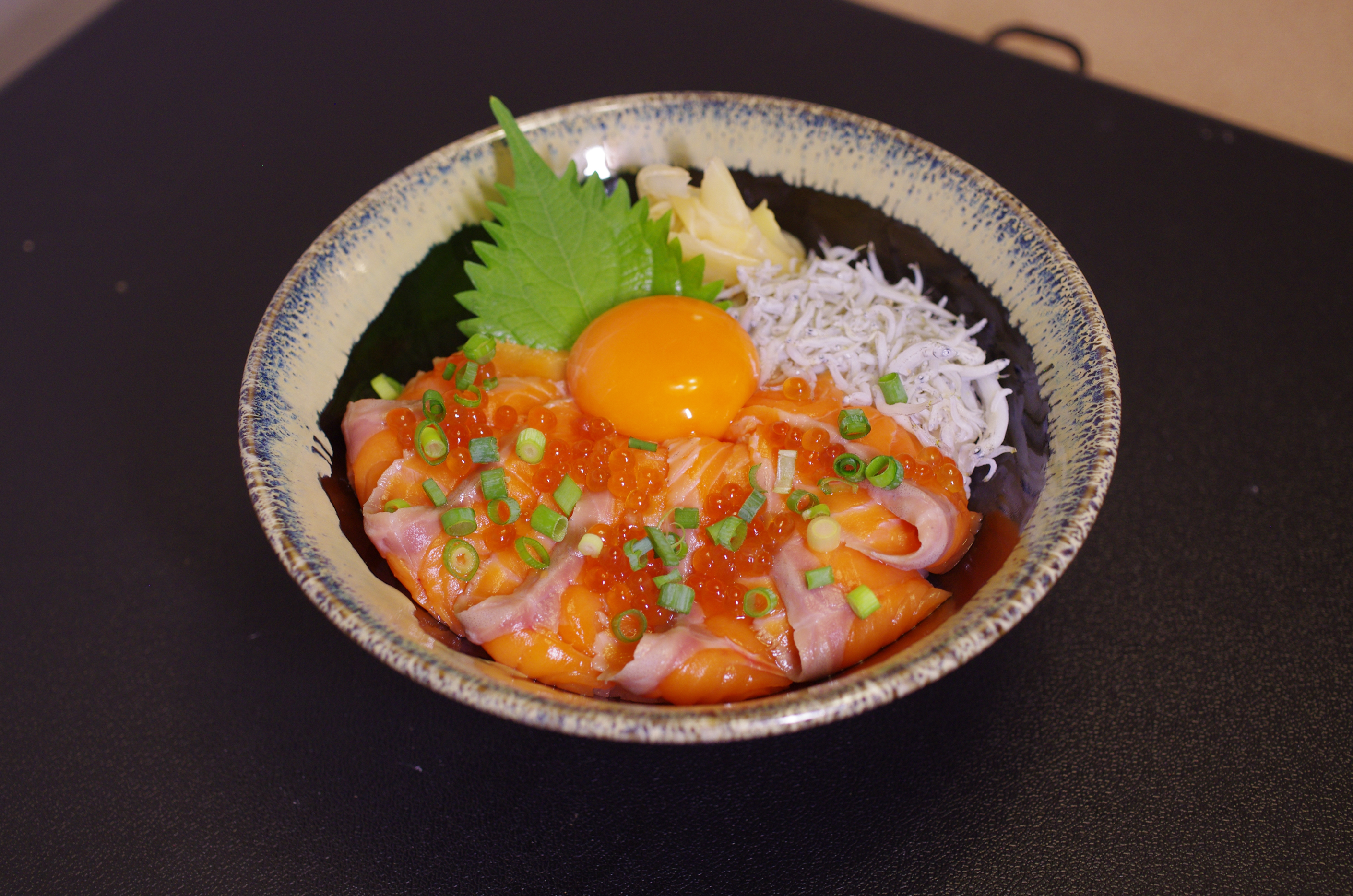 銀王サーモンいくら親子丼