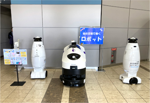 ターミナルビル内で働くロボットの展示写真