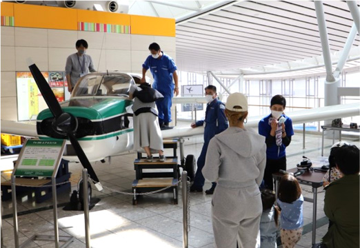 小型機の搭乗体験の風景